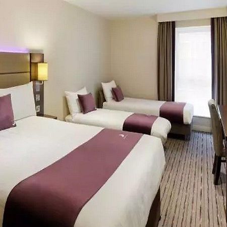 Premier Inn Petersfield Extérieur photo