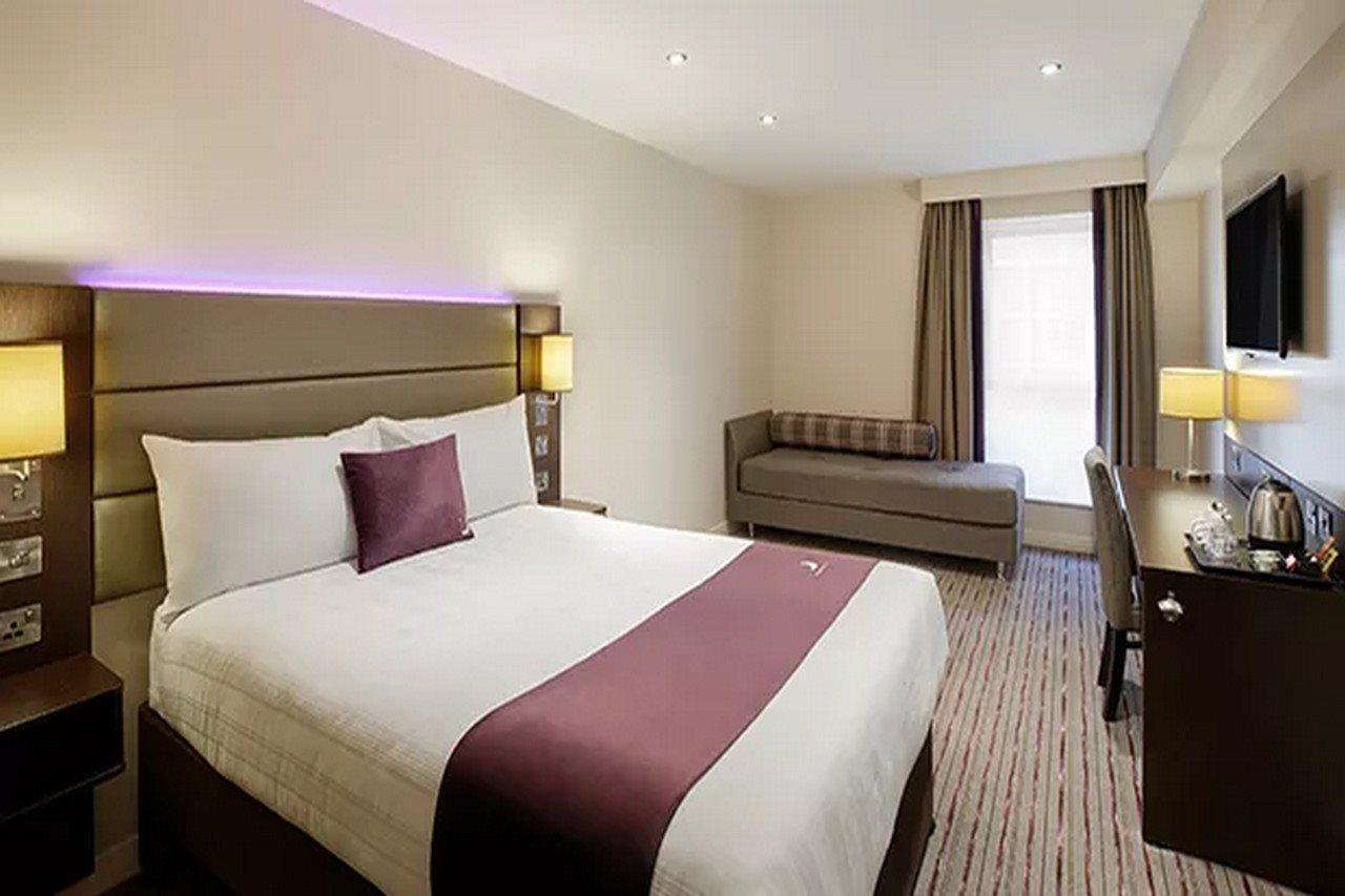 Premier Inn Petersfield Extérieur photo