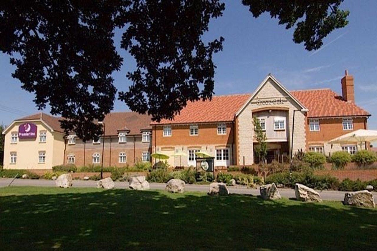 Premier Inn Petersfield Extérieur photo
