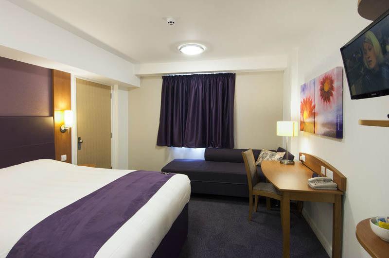 Premier Inn Petersfield Extérieur photo